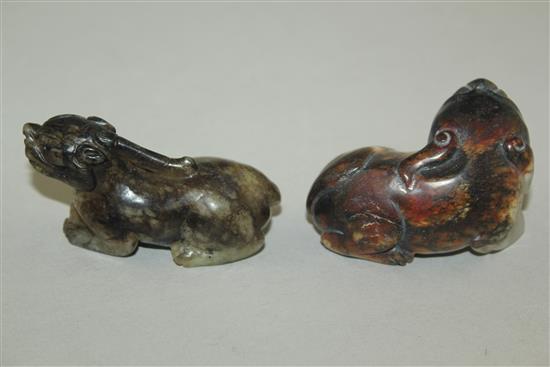 Two Chinese jade figures of mythical beasts, 18th / 19th century, 7cm